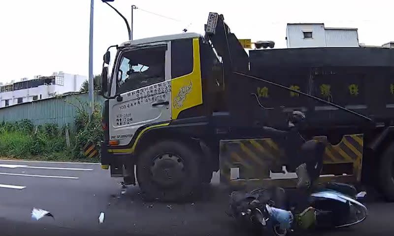 ▲高男一出涵洞，就遭闖紅燈的大貨車從側面撞上。（圖／翻攝畫面）