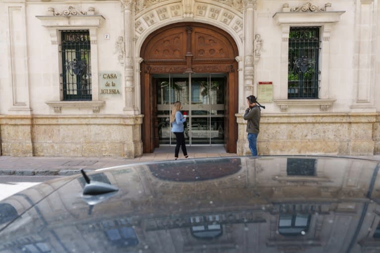 Unos periodistas aguardan en la entrada del Arzobispado de Burgos, en el norte de España, el 21 de junio de 2024 (César Manso)