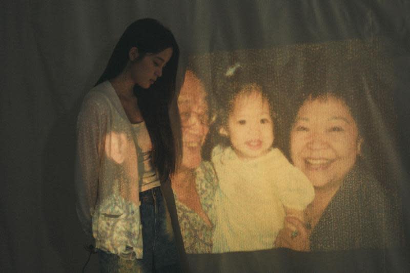 〈不知道〉 MV公開了娜娜小時候與外公外婆的合影。（海蝶音樂提供）