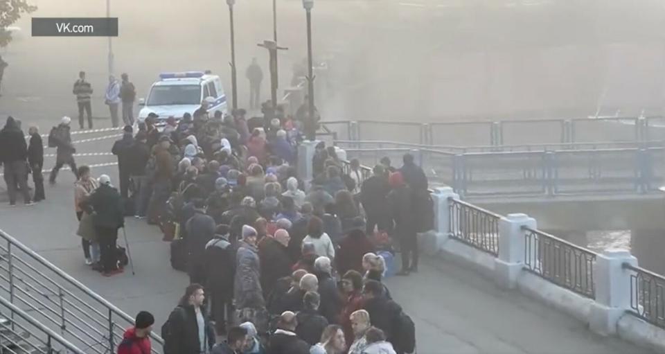 大量赫爾松居民在港口等待撤離。   圖：翻攝自推特@visegrad24