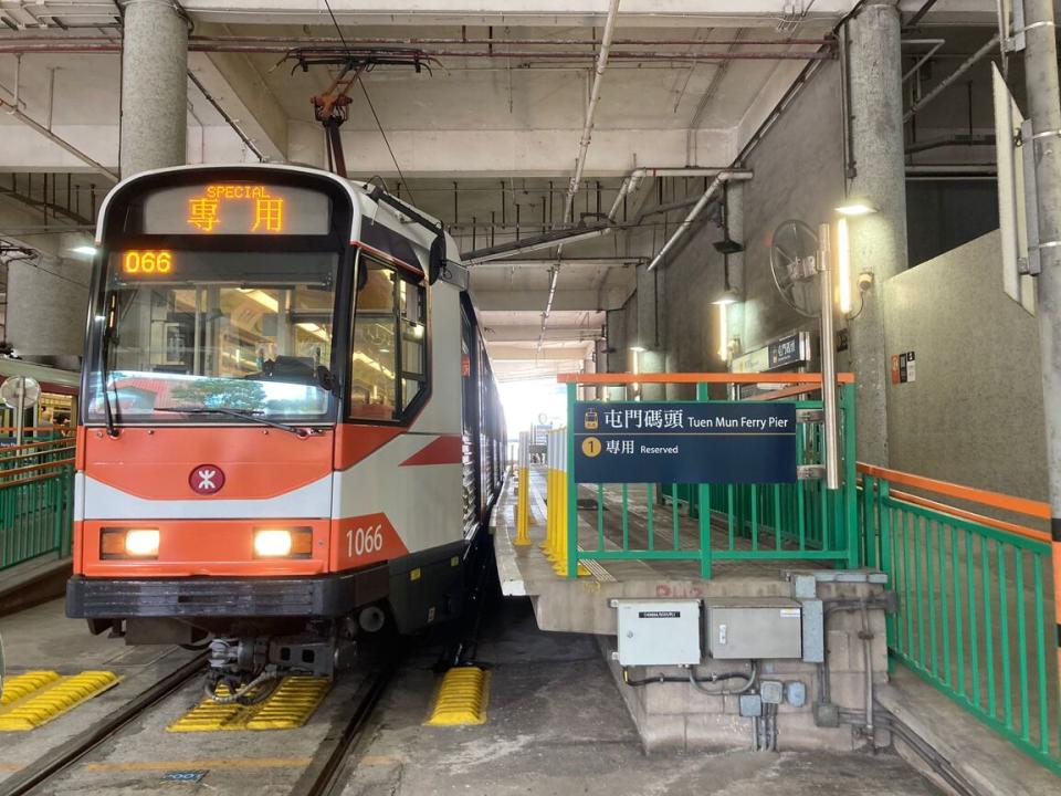 香港一日遊｜輕鐵深度遊人均$398起 11月限定坐復刻橙白列車+燒烤火鍋放題 3人同行再送限量版巴士模型！