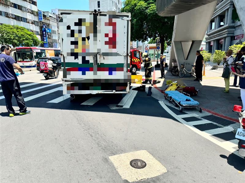 台北市民權西路、承德路口今日中午發生死亡車禍。（圖／翻攝畫面）