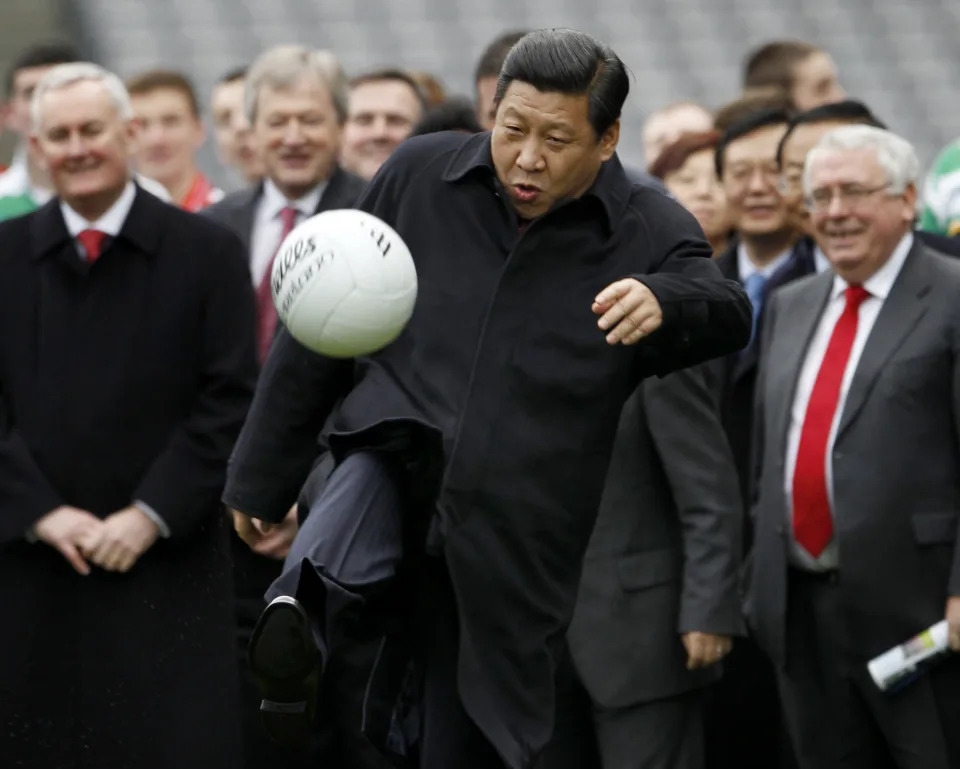 Xi Jinping patea un balón de fútbol durante una visita a Croke Park en Dublín, Irlanda, 19 de febrero de 2012, cuando ejercía el cargo de Vicepresidente. (Foto: REUTERS/David Moir)