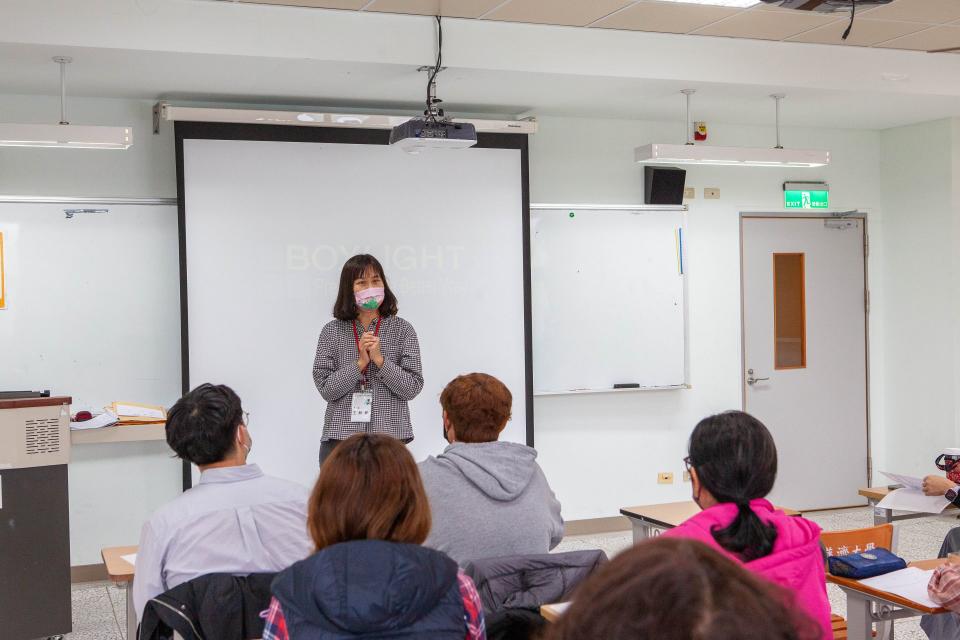 新城國小王詩妤老師表示，入班反毒最重要的是與孩子建立信任關係，關心孩子的情緒和生活面對，幫助他們。