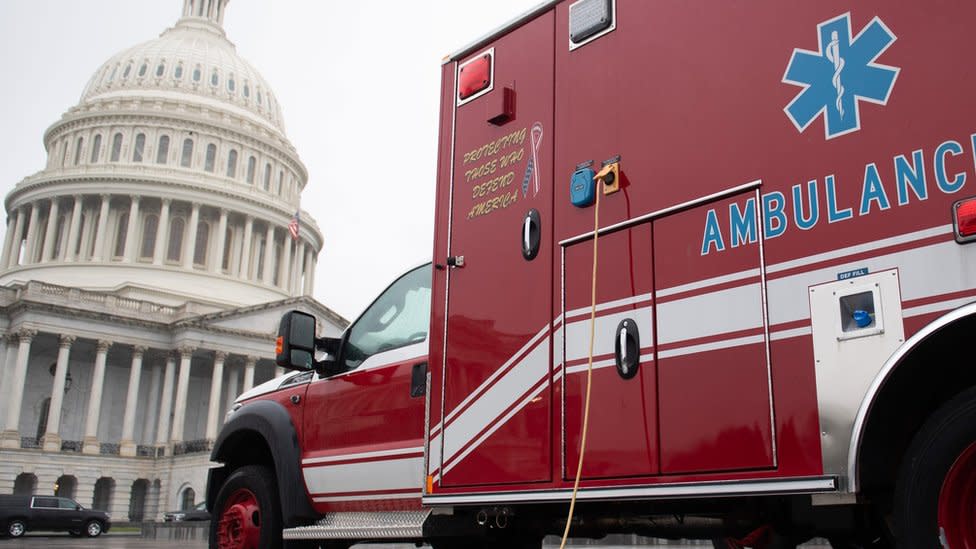 Una ambulancia aparcada a las afueras del Capitolio