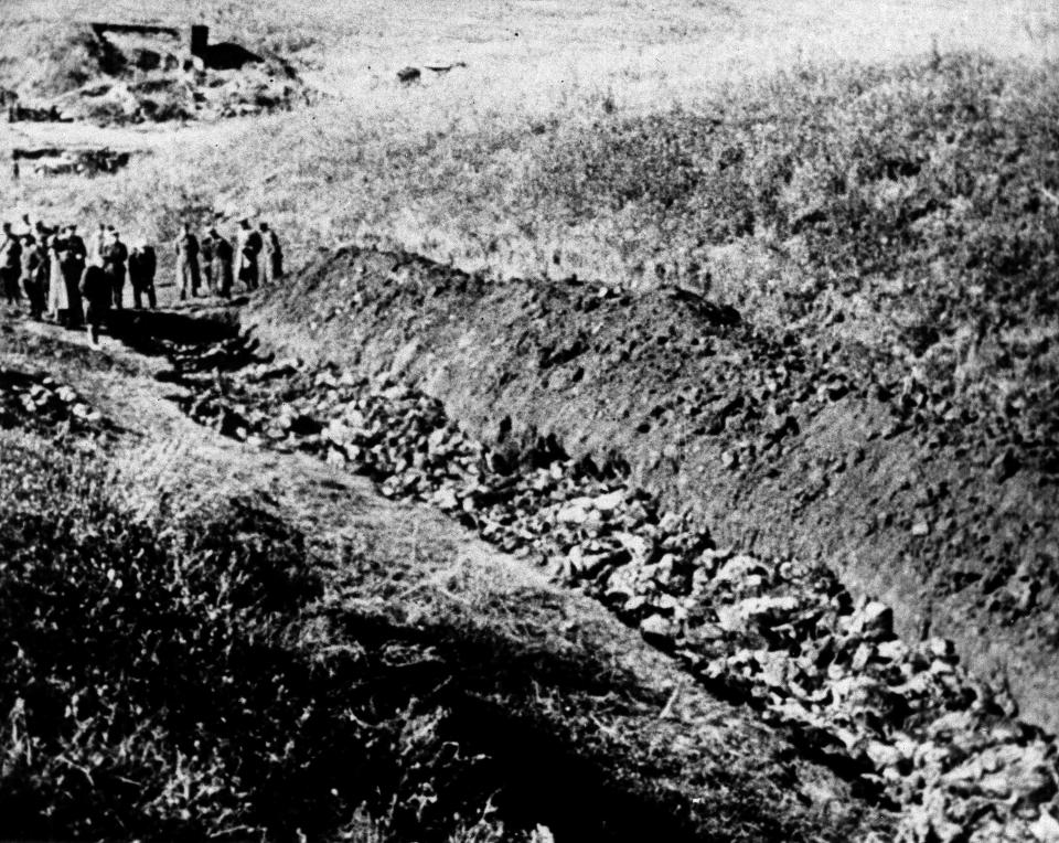 Soldaten der Roten Armee legen 1944 ein Massengrab in Babyn Jar frei (Bild: AP Photo)