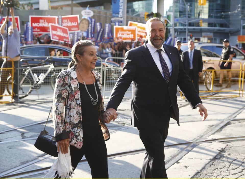 NDP leader Thomas Mulcair with his wife Catherine Pinhas (L) in Toronto August 6, 2015. (Reuters)