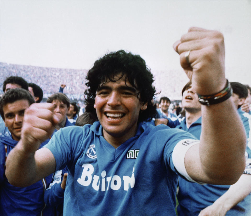 ARCHIVO - El astro argentino Diego Maradona celebra luego que el Napoli conquistó su primer título de la liga italiana, el 10 de mayo de 1987. El club está a punto de consagrarse campeón de la Serie A por primera vez después de 30 años, desde la era de Diego Maradona. (AP Foto/Massimo Sambucetti )