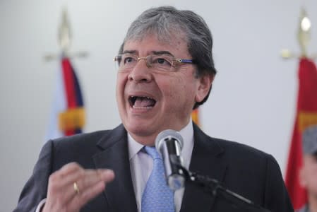 El canciller colombiano, Carlos Holmes Trujillo, habla durante una conferencia de prensa en Bogotá.