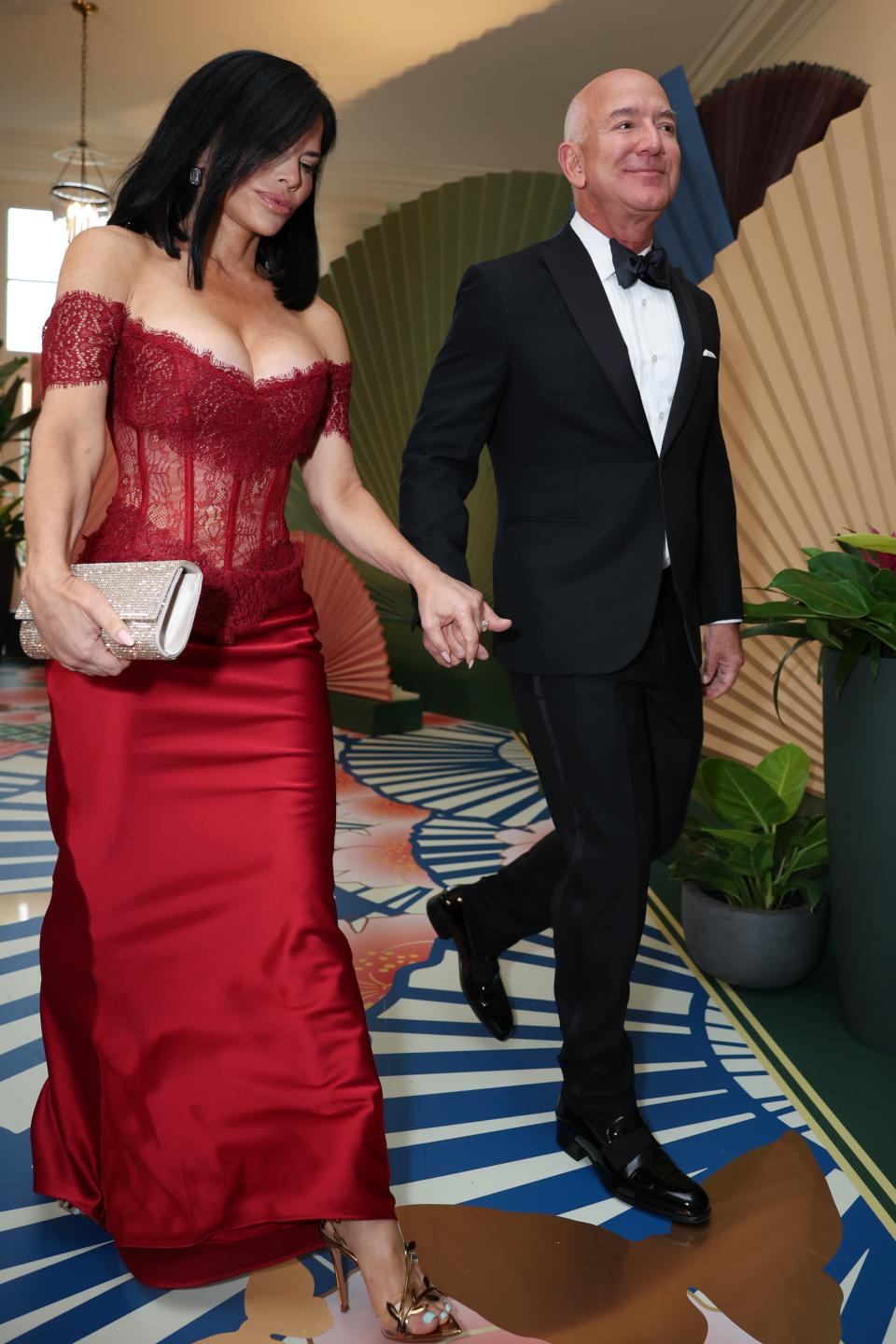 Lauren Sánchez wears red rasario dress with jeff bezos arrives at the White House for a state dinner on April 10, 2024 in Washington, DC. 