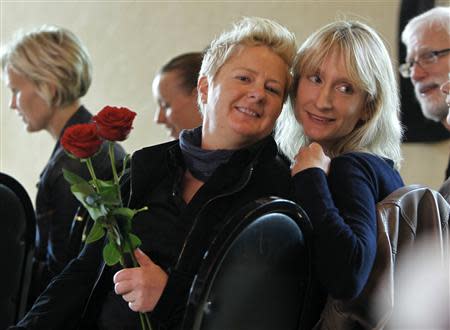 Darcy Hyde (L) and Kristin Berkvist await marriage ceremonies at the Melody Ballroom in Portland, Oregon, May 19, 2014. REUTERS/Steve Dipaola