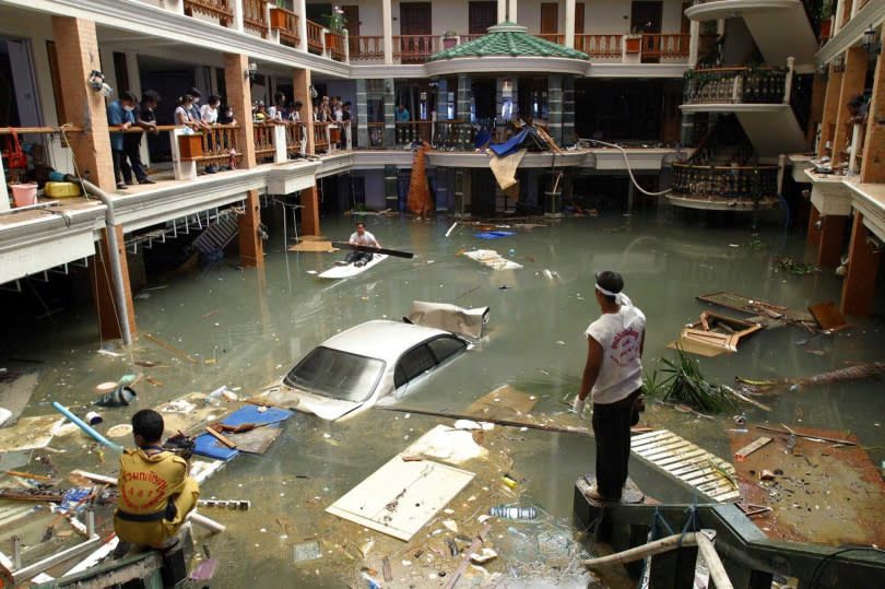 2004年印度洋大地震引發海嘯襲擊印尼亞齊省，一名警察被家屬通報失蹤後宣告死亡。（圖／達志／美聯社）