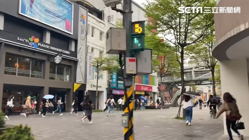 網友分享板橋府中通勤族的奔跑日常，影片掀起共鳴。（圖／臉書粉專「咖嚓咖嚓愛分享」授權提供）