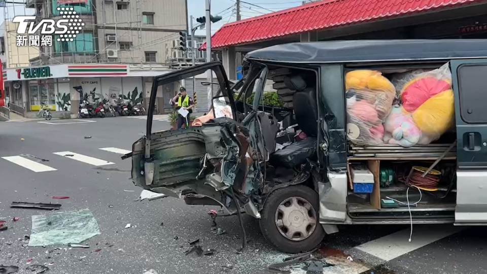 廂型車的車頭被削掉。（圖／TVBS）