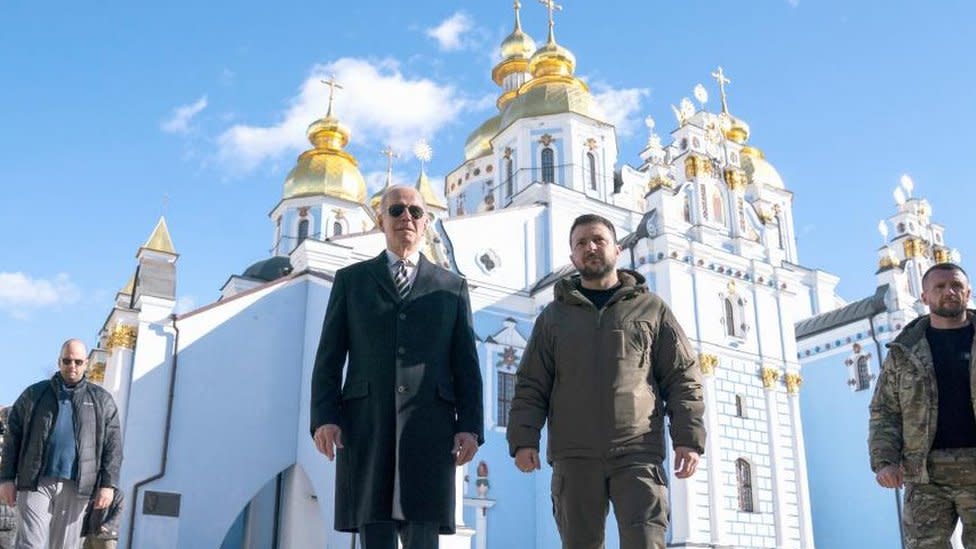 Joe Biden y Volodymyr Zelensky afuera del monasterio de domos dorados, en Kyiv.