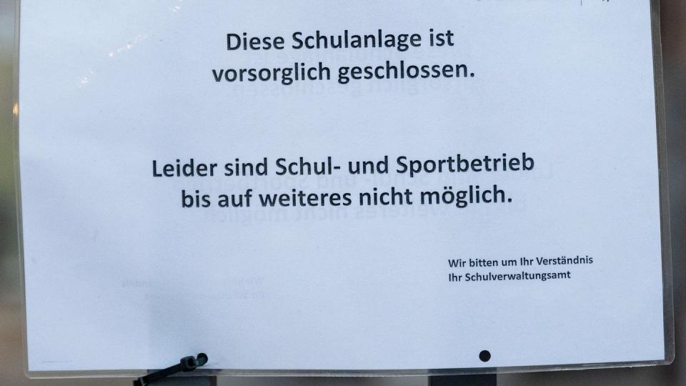 Ein Schild mit der Aufschrift «Diese Schulanlage ist vorsorglich geschlossen» hängt am Eingang einer Schule in Stuttgart.