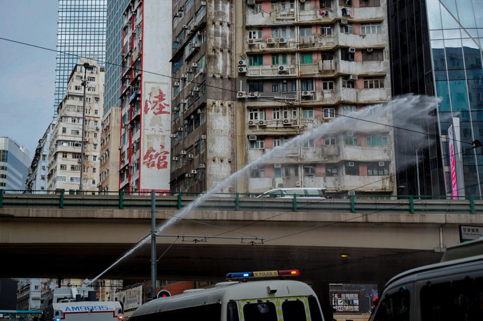 2020年5月24日，市民在香港島一帶發起反對國安法及國歌法遊行，警方出動水炮車驅散人群。