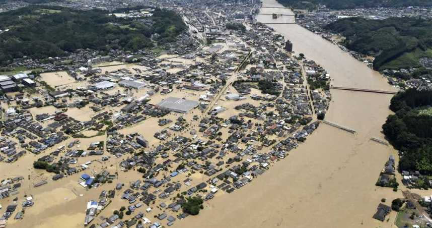 日本九州地區遭逢大雨，圖為熊本縣境內球磨川。（圖／美聯社）