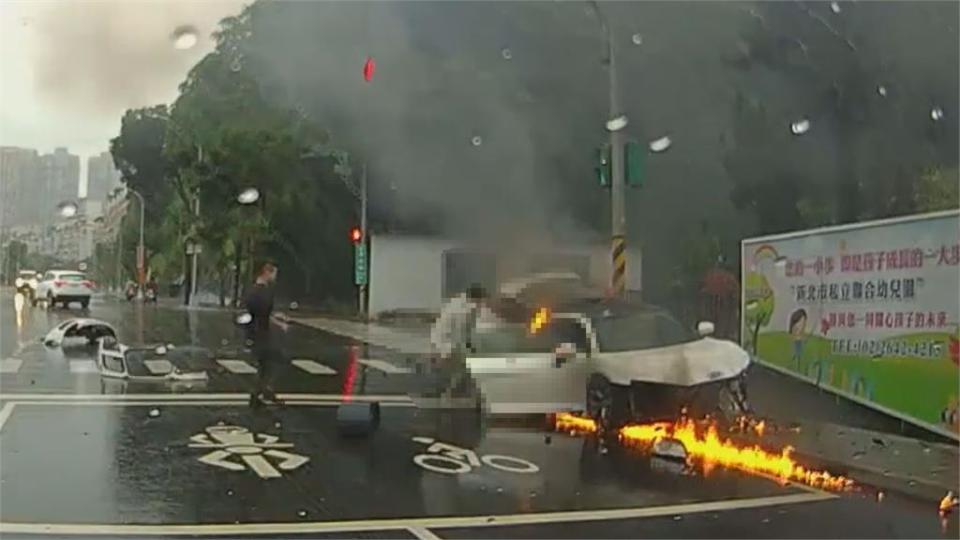 奧迪R8自撞電桿瞬間起火！駕駛急拖女下車　後車目睹尖叫：快救他