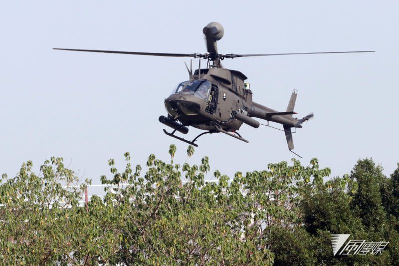 20170117-106年國軍春節加強戰備巡弋首站來到陸軍天山教練場，模擬重要目標遭到敵軍攻佔，陸軍派出OH-58D戰搜直升機，偵蒐敵人動向。(蘇仲泓攝)