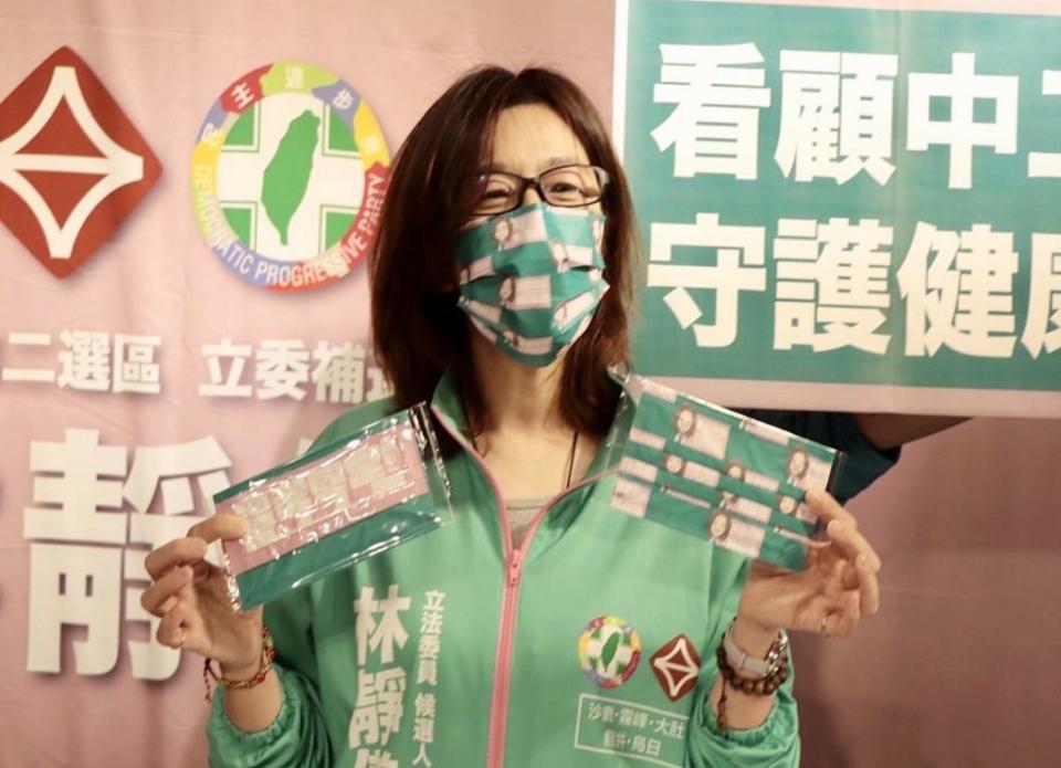 台中市立委第二選區補選參選人林靜儀推出口罩選舉小物及附有醫療篩檢宣導作用的宣傳單。（記者陳金龍攝）