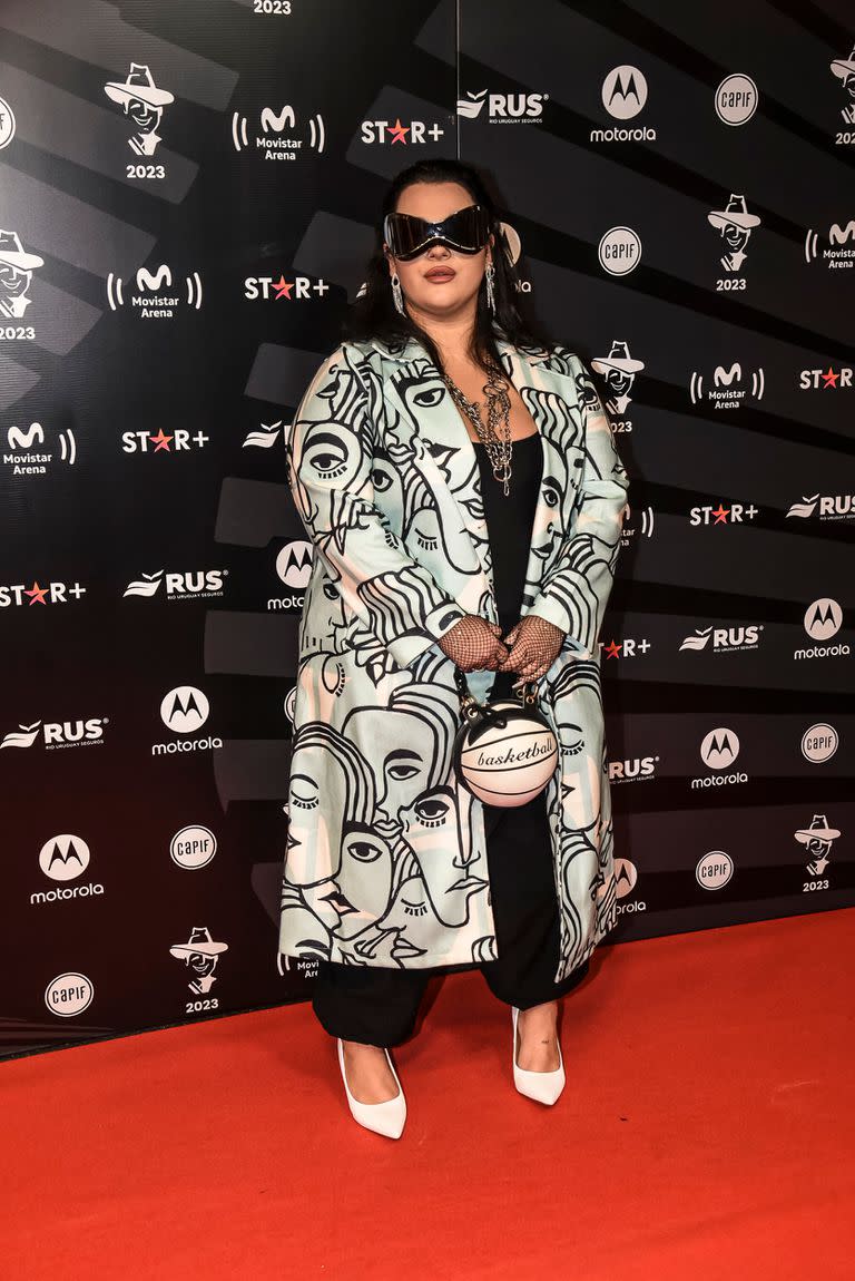 Luz Gaggi, en la alfombra roja de los Premios Gardel 2023, en el Movistar Arena