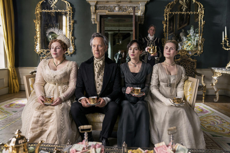 En esta imagen difundida por Netflix, de izquierda a derecha, Lydia Rose Bewley, Richard E. Grant, Dakota Johnson y Yolanda Kettle en una escena de "Persuasion". (Nick Wall/Netflix vía AP)