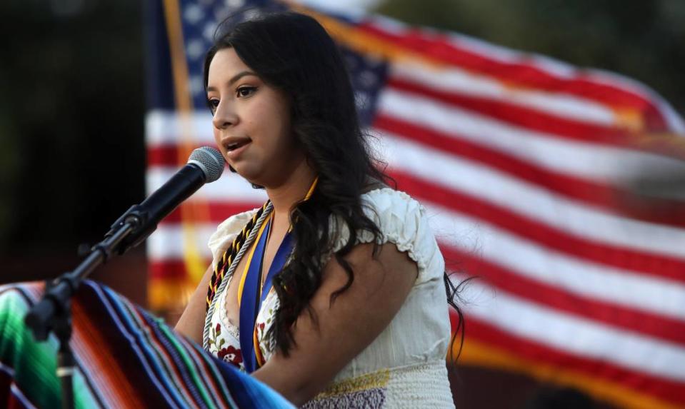 La graduada de Edison High, Celeste Paredes Ávalos. El concejal Miguel Arias fue el orador principal en la celebración inaugural de reconocimiento a las escuelas preparatorias latinas en el McLane High Stafium, el 4 de junio de 2023.