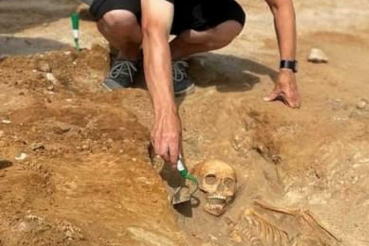 Fouillé depuis 2005, le cimetière du village de Pien a livré plusieurs sépultures suspectées par les archéologues d'être celles de vampires.  - Credit:DR