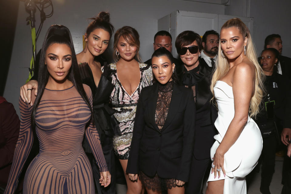 The KarJenner family poses with Chrissy Teigen backstage at the People's Choice Awards. (Photo: Todd Williamson/E! Entertainment via Getty Images)