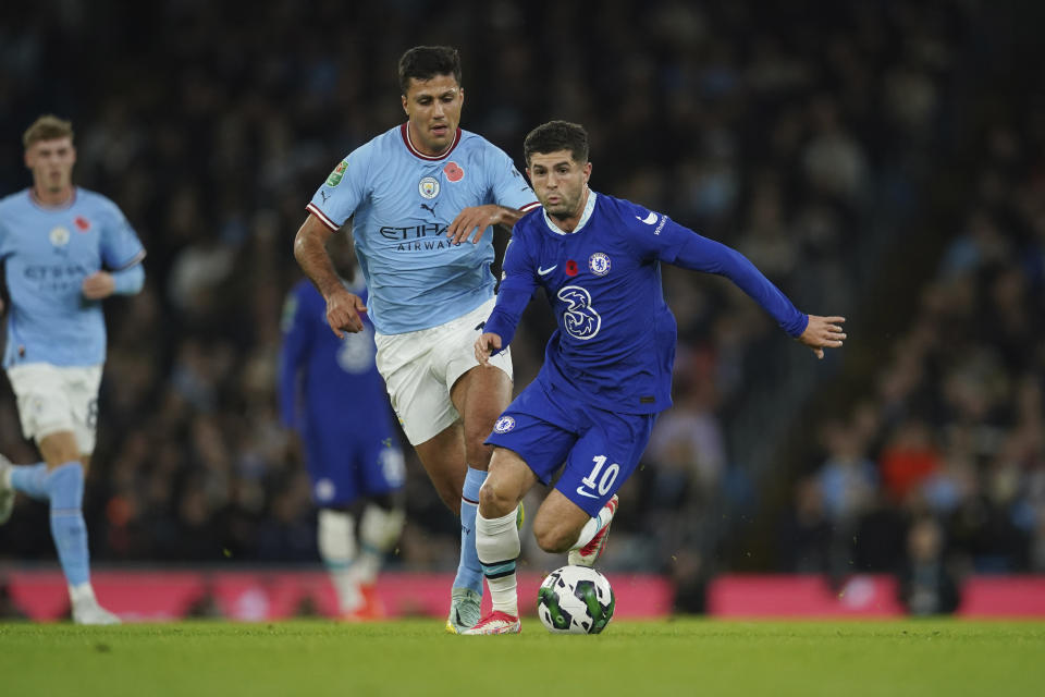 Chelsea's Christian Pulisic, right, challenges for the ball with Manchester City's Rodrigo during the English League Cup third round soccer match between Manchester City and Chelsea at Etihad Stadium in Manchester, England, Wednesday, Nov. 9, 2022. (AP Photo/Dave Thompson)