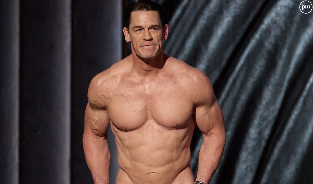 John Cena arrive nu sur scène pour présenter l'Oscar des meilleurs costumes - BestImage