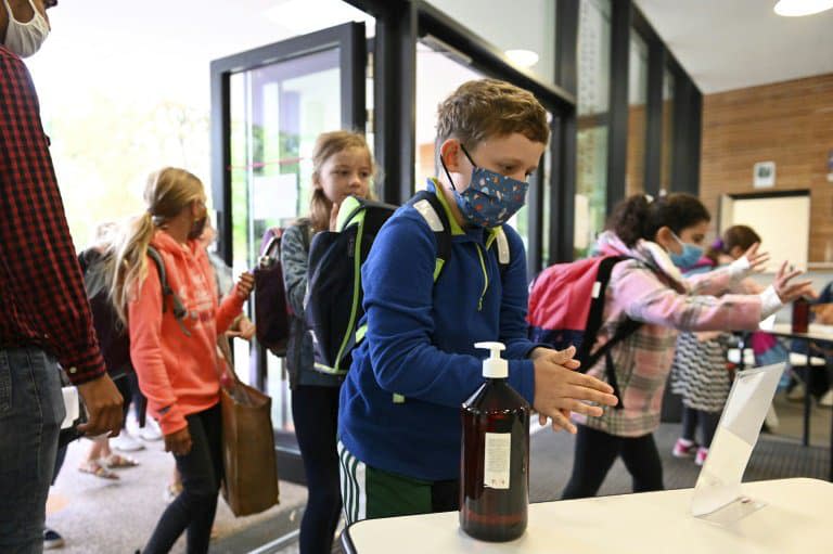 Des élèves se désinfectent les mains dans une école à Strasbourg, le 1er septembre 2020 - FREDERICK FLORIN © 2019 AFP