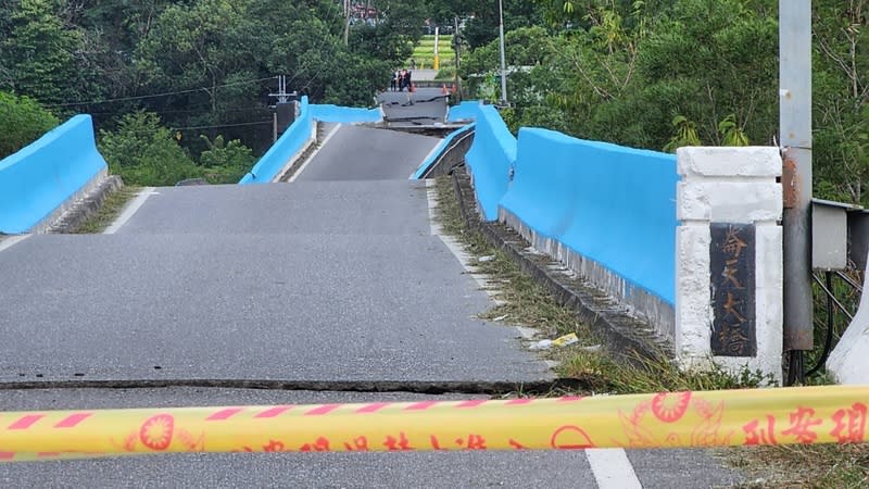 花蓮卓溪崙天大橋（連接卓溪鄉與富里鄉）橋面斷裂。