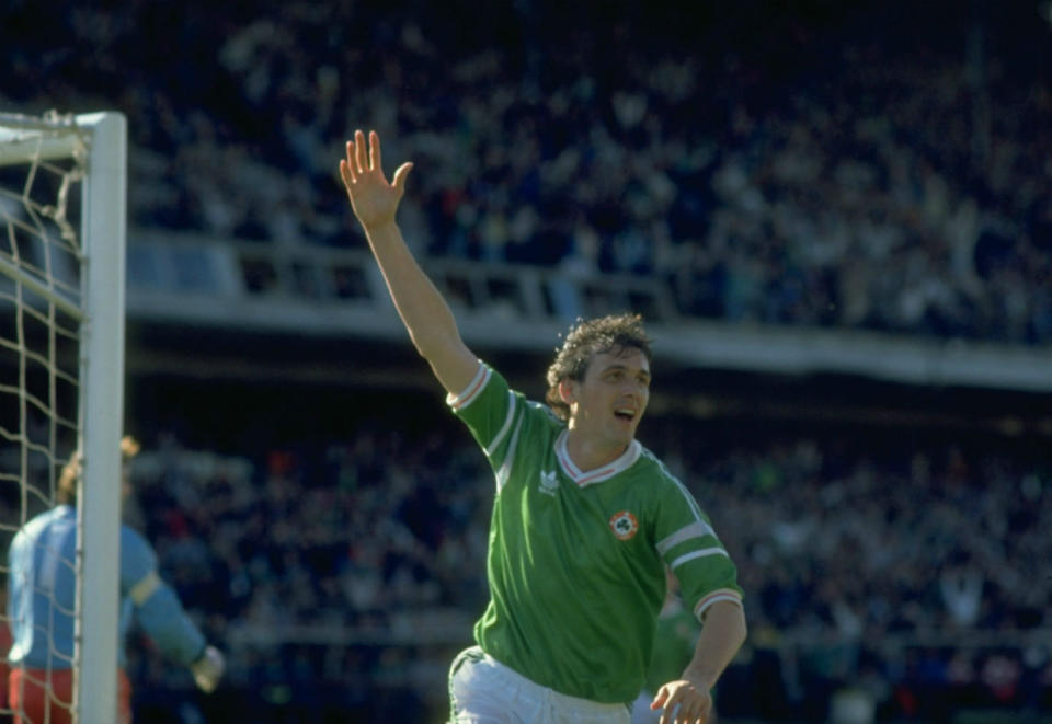 <p>Tony Cascarino, uno de los mejores jugadores irlandeses de la historia, pasó en 1981 del modesto Crockenhill al Gillingham inglés por varios chándales. (Foto: Getty Images). </p>