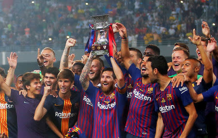 Foto del domingo de Lionel Messi levantando el trofeo y celebrando con sus compañeros del Barcelona la obtención de la Supercopa de España. Ago 12, 2018. REUTERS/Jon Nazca