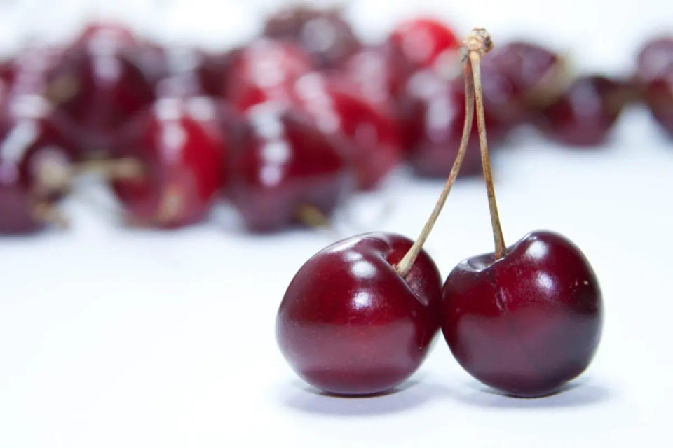 Las cerezas también contiene semillas tóxicas que debes evitar consumirla ya que contienen cianuro altamente venenoso.