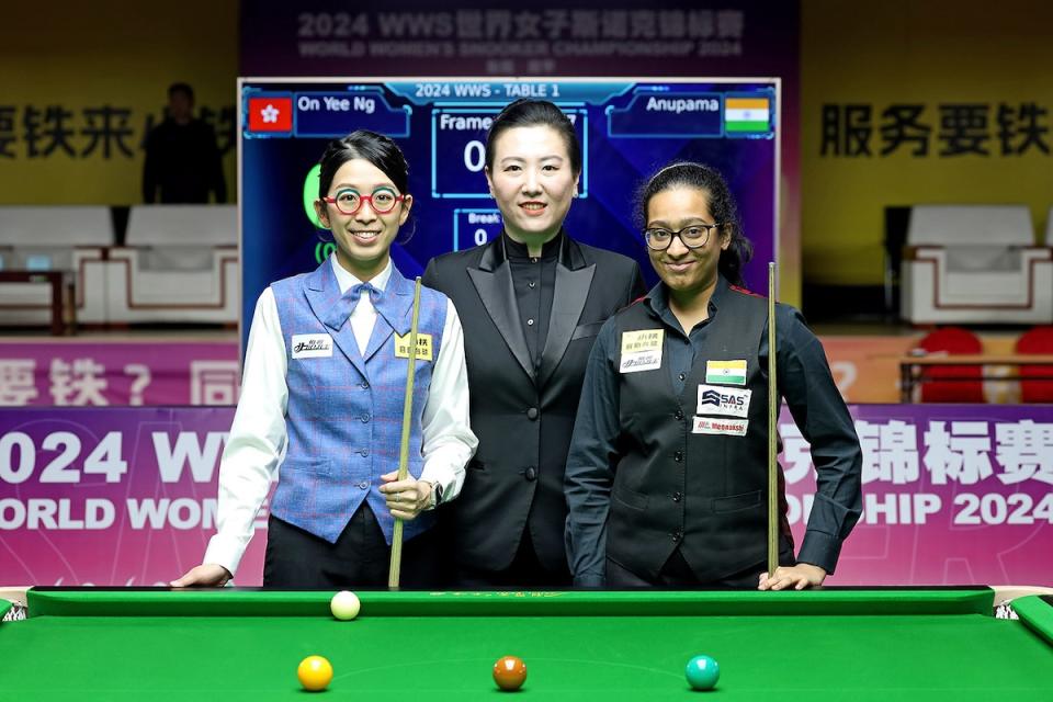 吳安儀（左）力克印度的Anupama Ramachandran（右）打入4強。（圖：World Women’s Snooker）