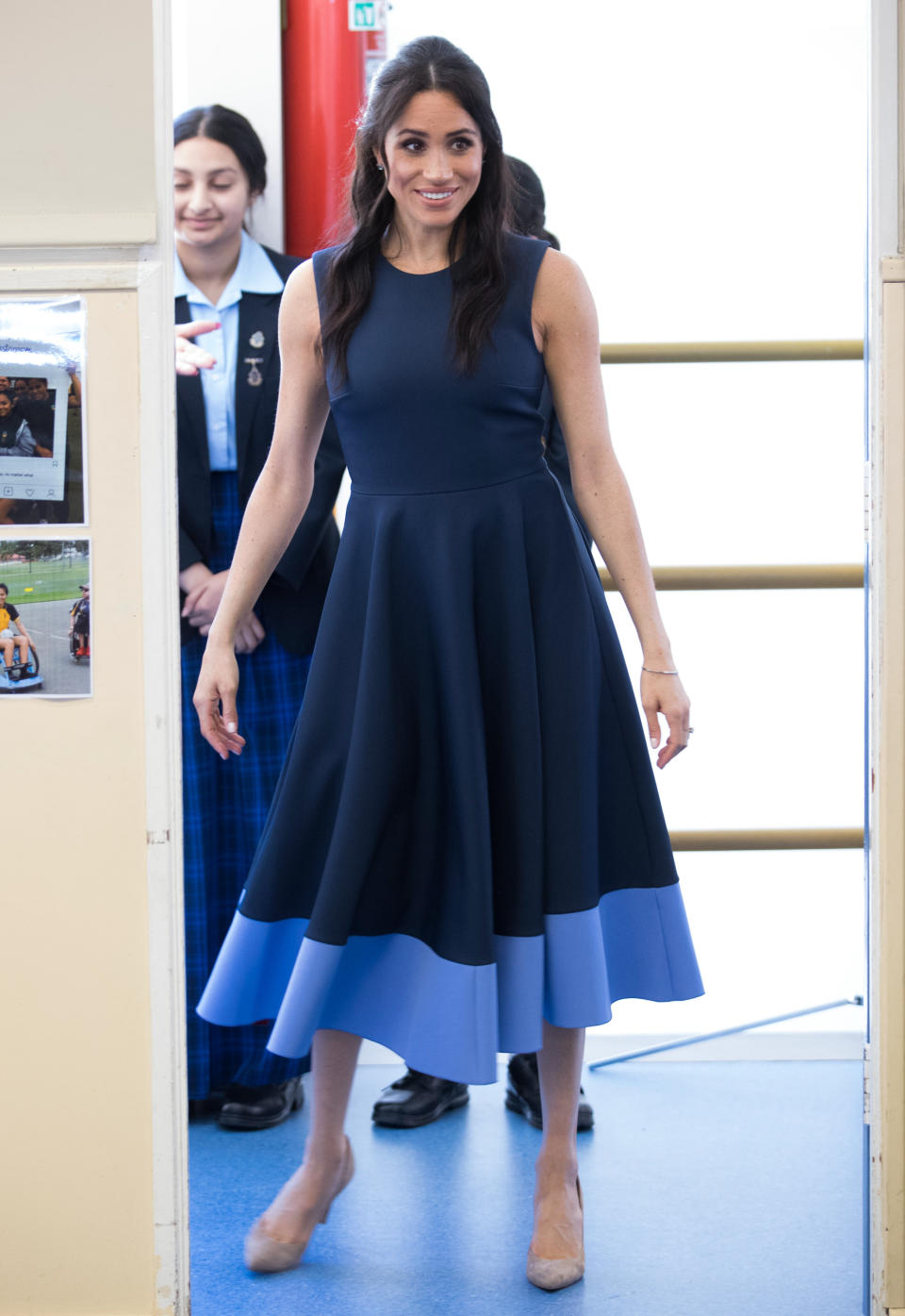 <p>Meghan hizo un segundo cambio de ropa el viernes tras atender tempranito en la mañana una <a rel="nofollow" href="https://es-us.vida-estilo.yahoo.com/meghan-markle-pierde-calzado-australia-slideshow-wp-000843390.html" data-ylk="slk:ceremonia playera;elm:context_link;itc:0;sec:content-canvas;outcm:mb_qualified_link;_E:mb_qualified_link;ct:story;" class="link  yahoo-link">ceremonia playera</a>. </p>