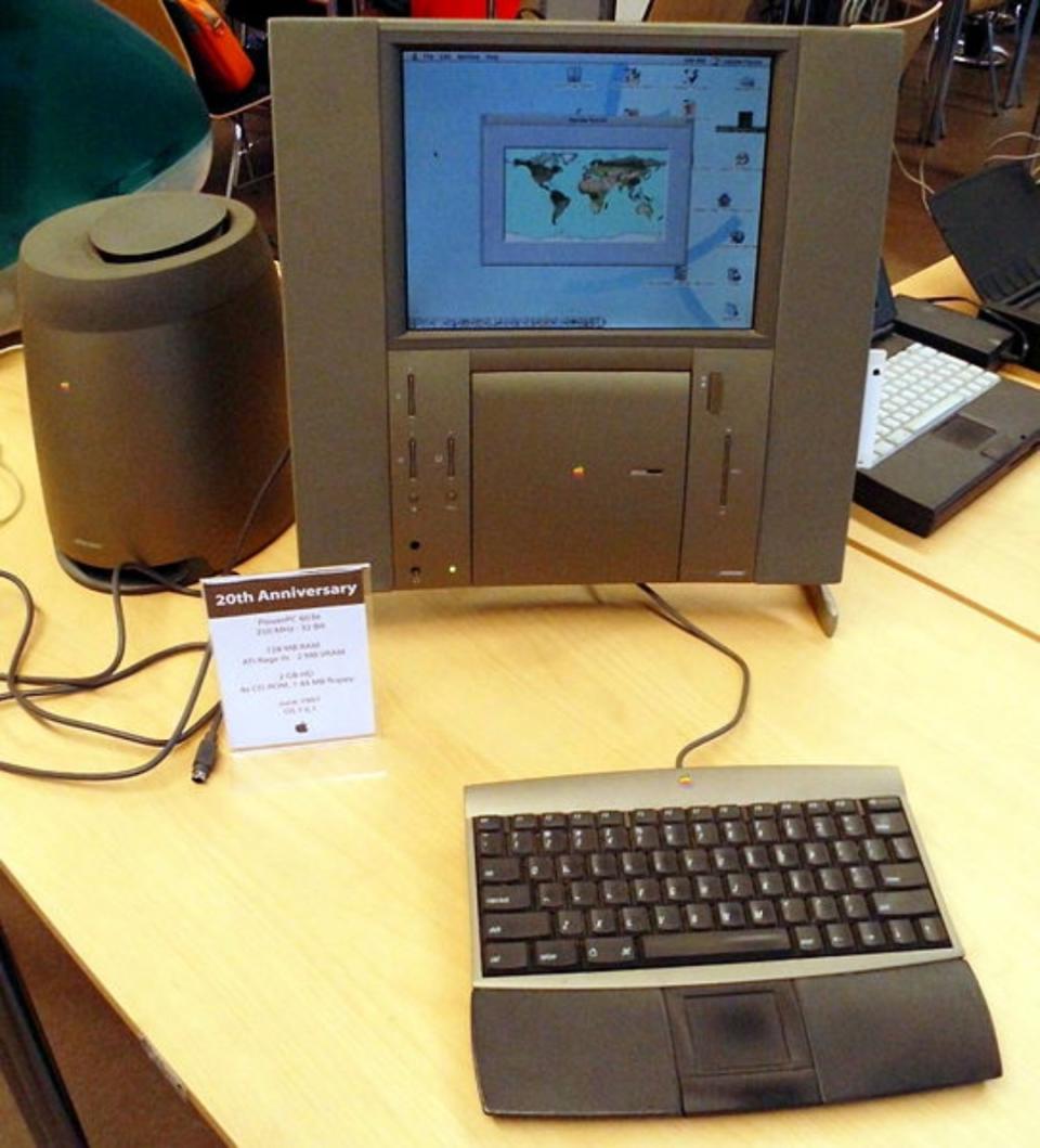 <p>El Twentieth Anniversary Macintosh, apodado TAM, fue lanzado en 1997 con una producción limitada de aproximadamente 12.000 unidades. Se trataba de una pieza tecnológica única y el antecesor del moderno iMac. De ahí su elevado precio de 7.499 dólares (6.666 euros), aunque posteriormente se bajó a los 2.000 dólares hasta agotar existencias. (Foto: <a rel="nofollow noopener" href="http://commons.wikimedia.org/wiki/File:Twentieth_Anniversary_Macintosh,_Berlin_2014.jpg" target="_blank" data-ylk="slk:Wikimedia Commons;elm:context_link;itc:0;sec:content-canvas" class="link ">Wikimedia Commons</a> / Morn / <a rel="nofollow noopener" href="http://creativecommons.org/licenses/by-sa/3.0/deed.en" target="_blank" data-ylk="slk:CC BY-SA 3.0;elm:context_link;itc:0;sec:content-canvas" class="link ">CC BY-SA 3.0</a>). </p>