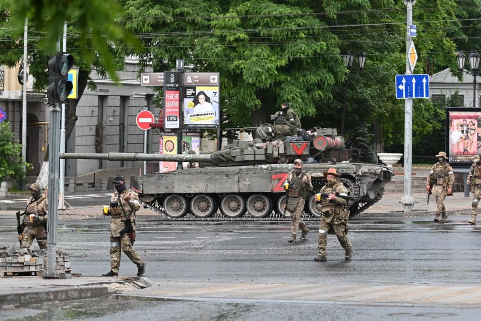 華格納集團士兵以及戰車、裝甲車24日在俄國頓河畔羅斯托夫巡邏。路透社