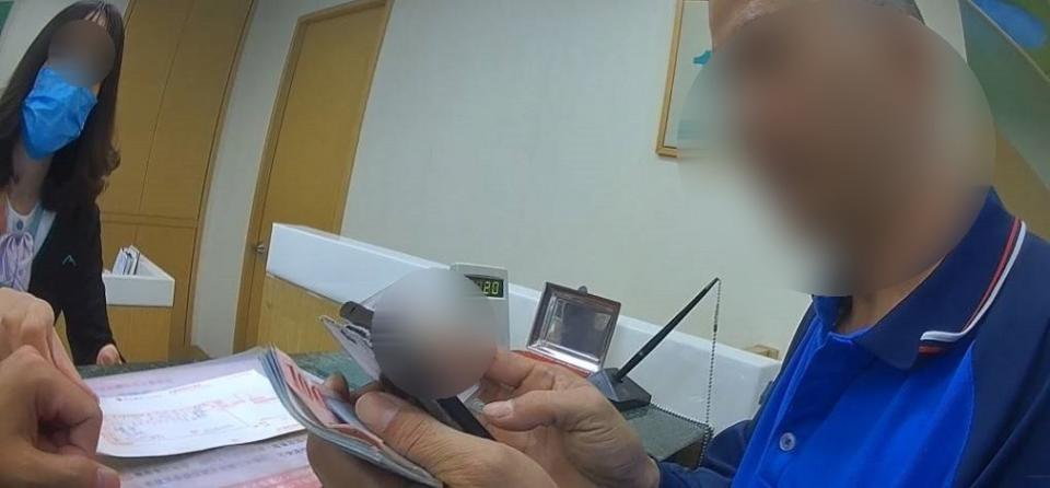 ▲警指出可疑之處阻止男子踏上投資不歸路。