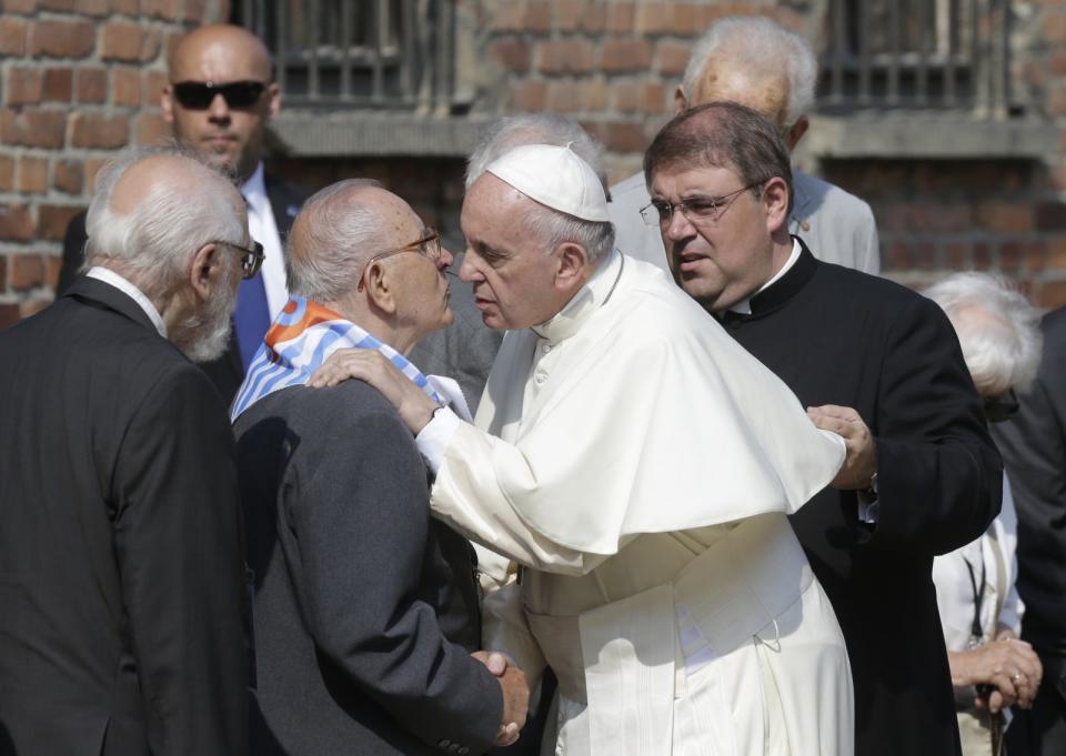 Pope Francis meets survivors of the concentration camp. <span class="inline-image-credit">(Reuters/David W Cerny)</span>