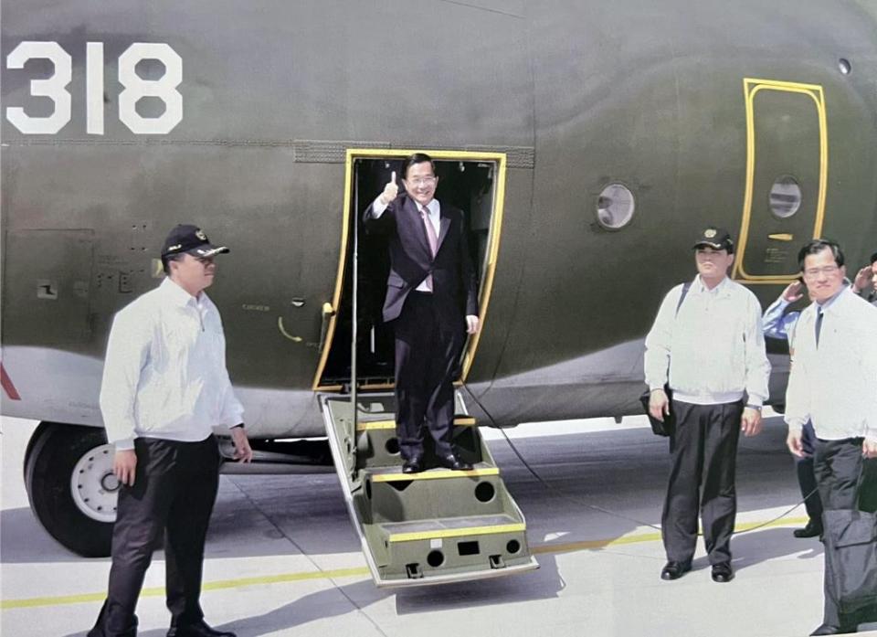 2008年2月2日前總統陳水扁搭機視察太平島，成為我國總統登島的第一人。（摘自臉書《陳水扁新勇哥物語》）