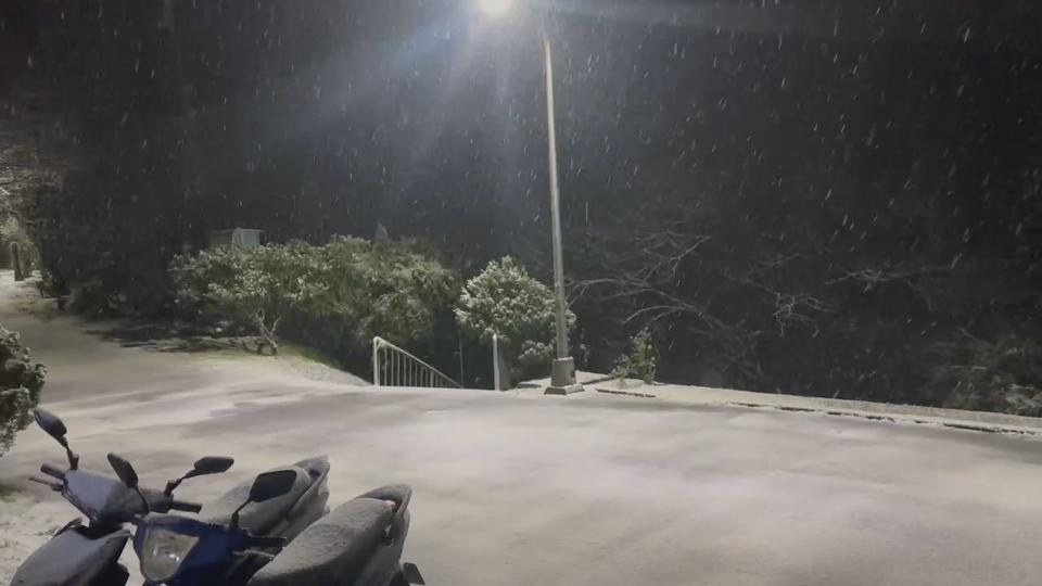 太平山在23日凌晨三點多降下初雪。