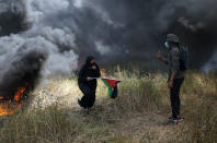 <p>A woman holds a Palestinian flag during clashes with Israeli troops at the Israel-Gaza border at a protest demanding the right to return to their homeland, in the southern Gaza Strip, April 6, 2018. (Photo: Ibraheem Abu Mustafa/Reuters) </p>