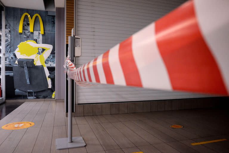 A view of a closed McDonald's restaurant at a shopping mall in Moscow on March 16, 2022. - On February 24, Putin ordered Russian troops to pour into pro-Western Ukraine, triggering unprecedented Western sanctions against Moscow and sparking an exodus of foreign corporations including H&M;, McDonald's and Ikea. (Photo by AFP)