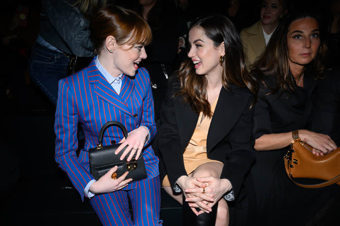 Ana de Armas  y Emma Stone en el desfile de Vuitton de París