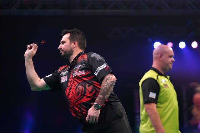 Jonny Clayton throwing a dart in the Premier League final