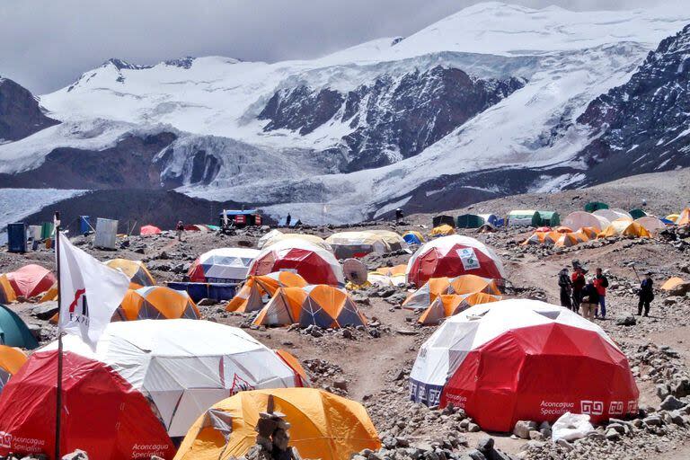 Plaza de Mulas, punto de partida para cientos de montañistas que cada año aspiran a escalar la cumbre más alta de América
